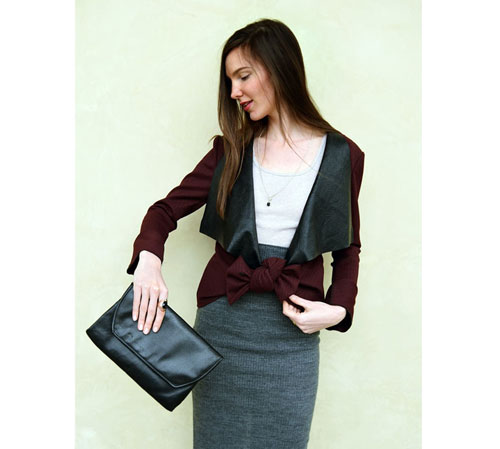 Wine jacket with bow that you can unfold,hide and wear as a simple jacket. The sleeves are widened.