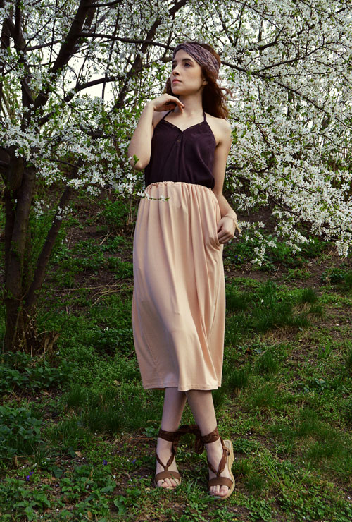 Model is wearing reversible three-quarter pink skirt with pockets