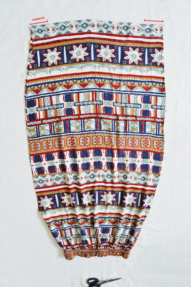 Letné šaty s farebným indiánskym vzorom