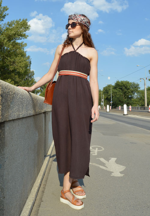 Brown variable dress that you can wear in many ways.