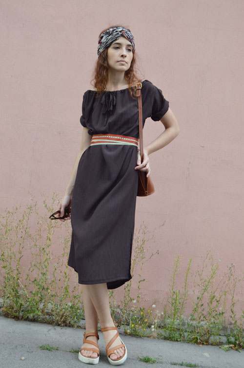 Cute brown dress with rolled-up sleeves. It is possible to wear the dress in many ways.