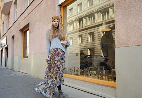 Dlhá ľahká kvetovaná sukňa od slovenskej návrhárky, vyrobená v Českej republike.