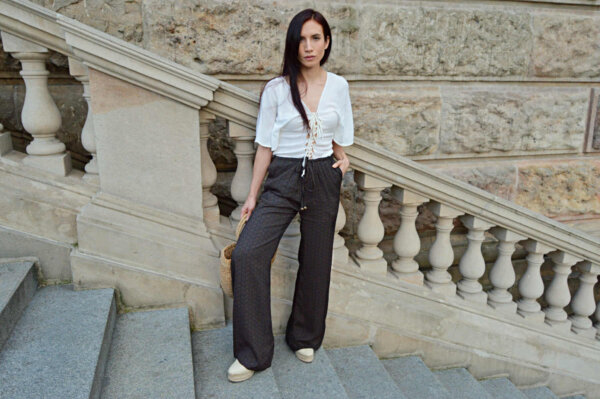 Letné zvonové tmavé nohavice od slow fashion značky