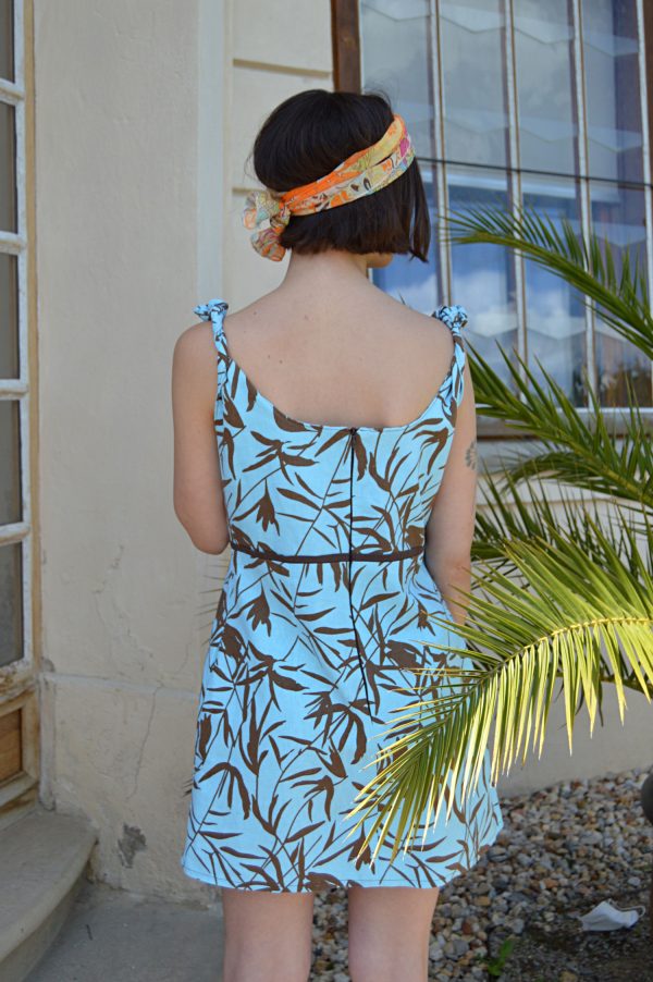 Letní modré slow fashion šaty s havajským vzorem