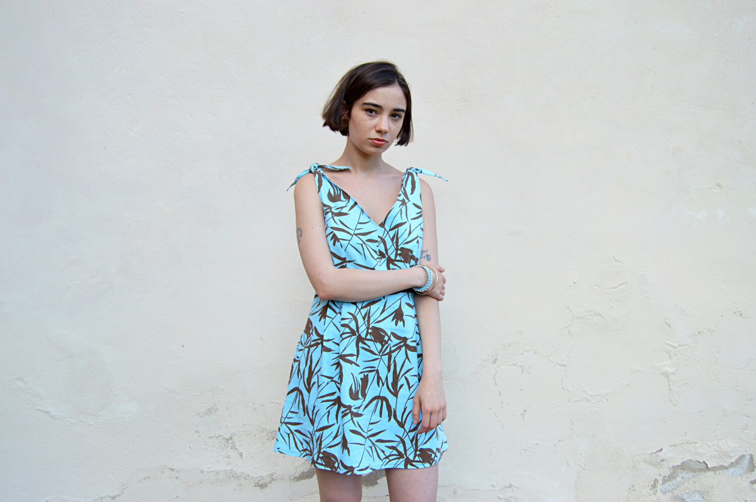 Letní slow fashion šaty s tropickým vzorem
