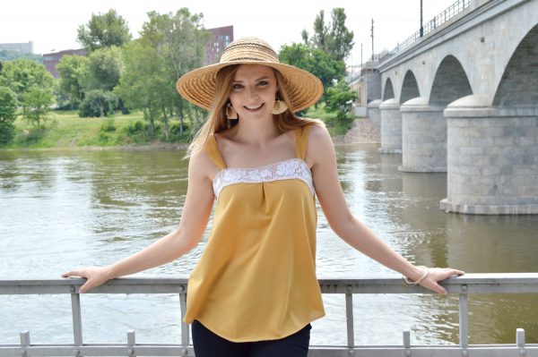 Žlutý letní slow fashion top vyrobený v České republice