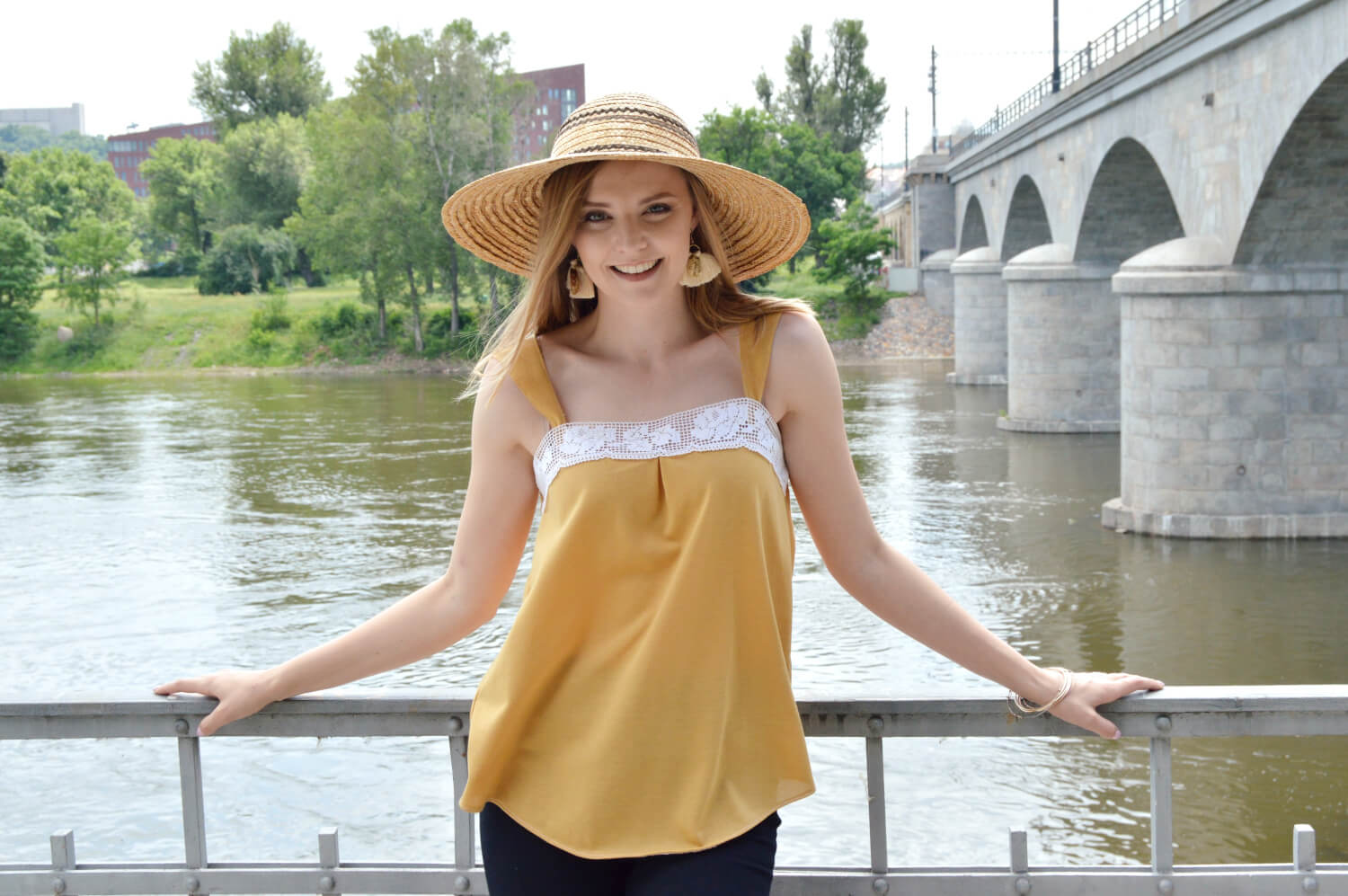Žlutý letní slow fashion top vyrobený v České republice