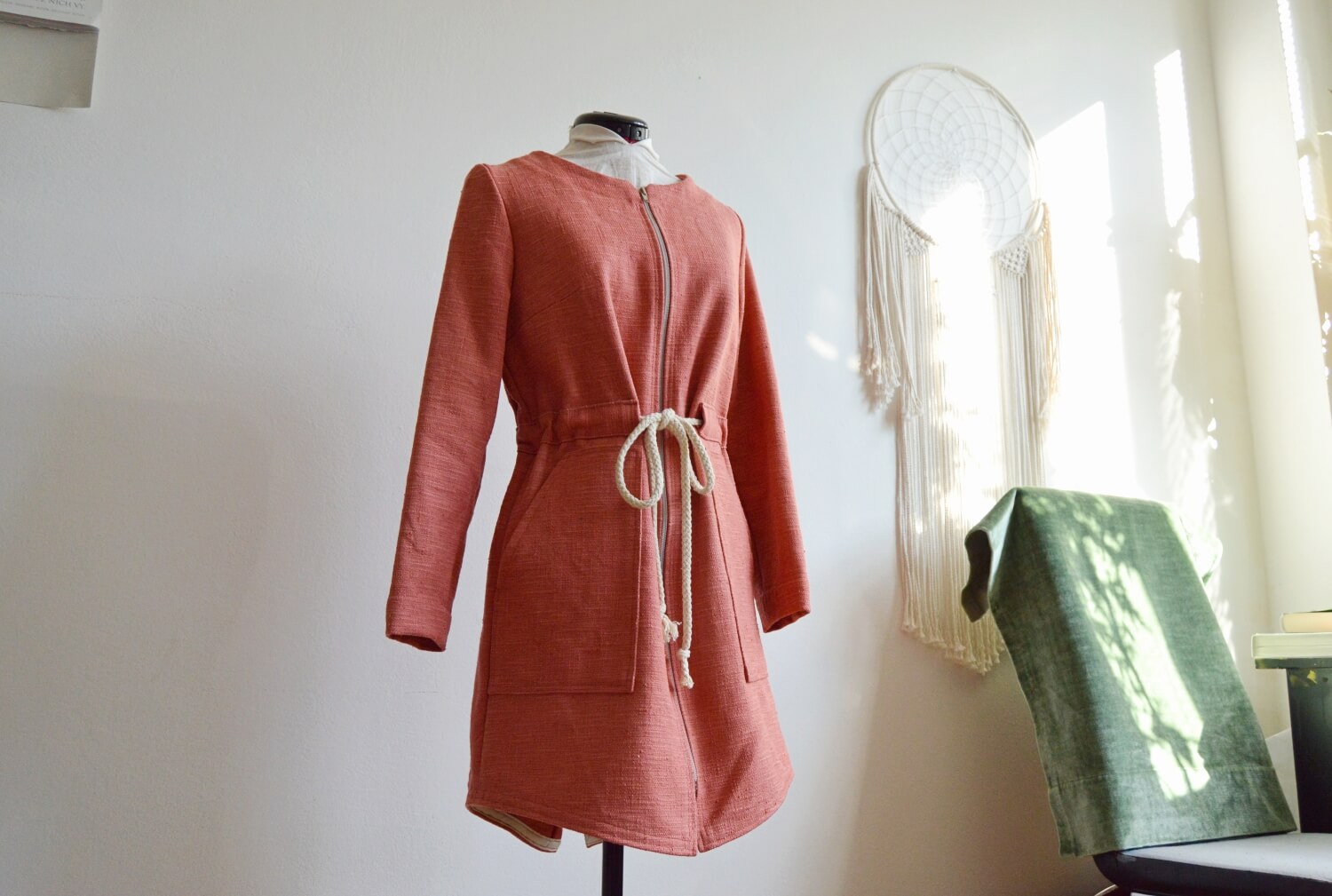 Upcyklovaná podzimní nebo jarní bunda růžové barvy