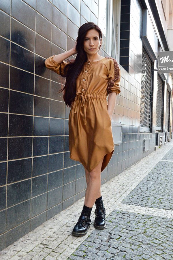 Škoricové boho slow fashion šaty od lokálnej značky