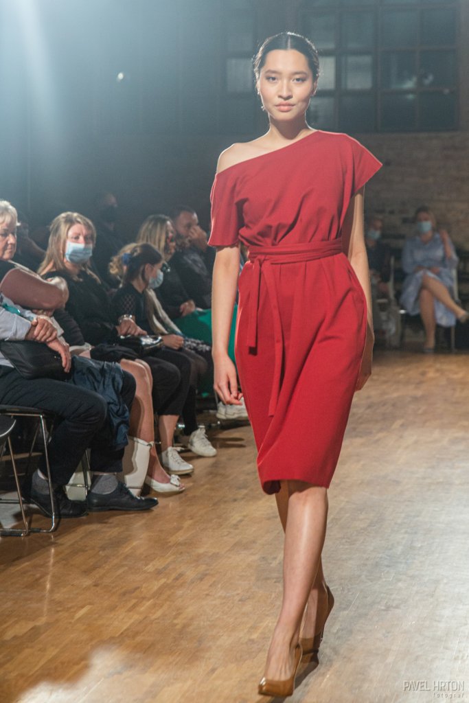 Červené šaty vyrobeny v ČR z bio materiálu