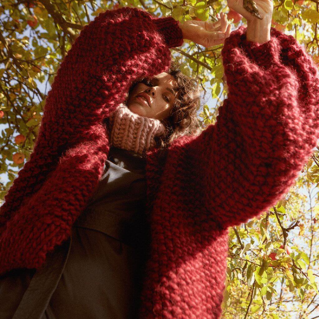 Červený ručně pletený svetr vyrobený v České republice